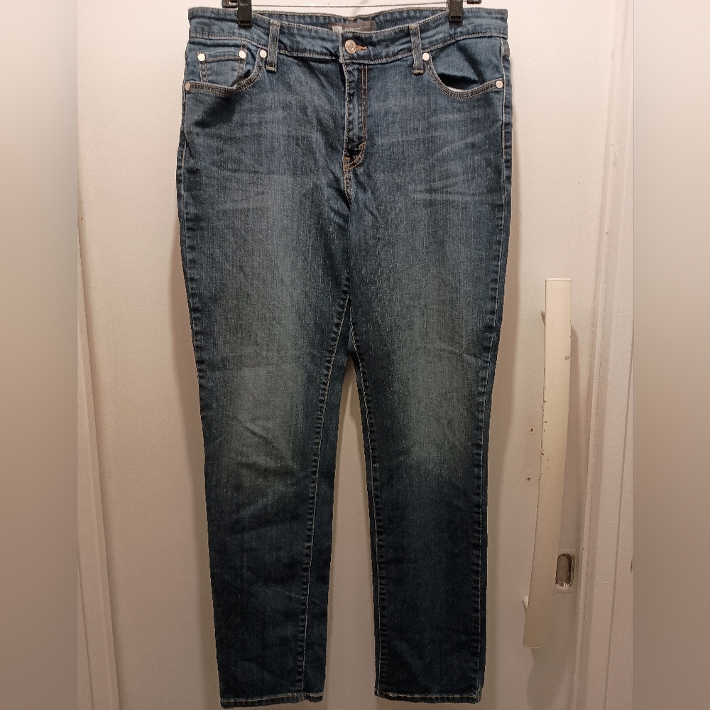 Women's Levi's, mid rise skinny jeans. Size 16